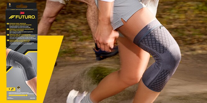 Hardloper op een pad met een FUTURO Premium knie-compressiebandage, met de productverpakking zichtbaar
