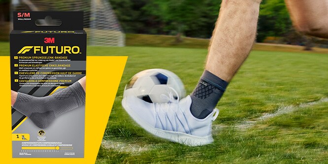 Voetballer met een FUTURO Premium enkel-compressiebandage terwijl hij de bal trapt, met de productverpakking zichtbaar

